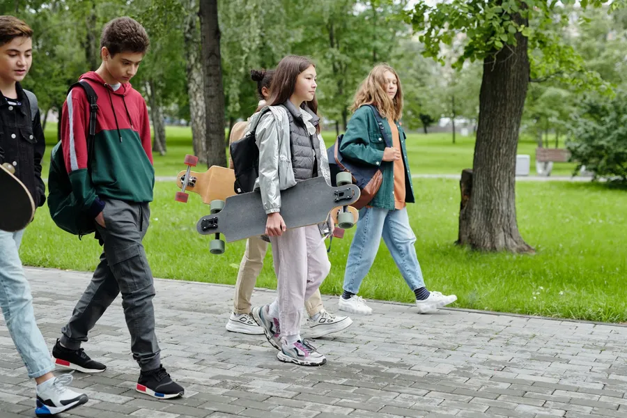 Groepje tieners loopt door het park: gezonde leefstijl voor pubers