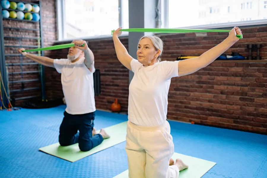 Ouder stel doet krachttraining met weerstandsbanden