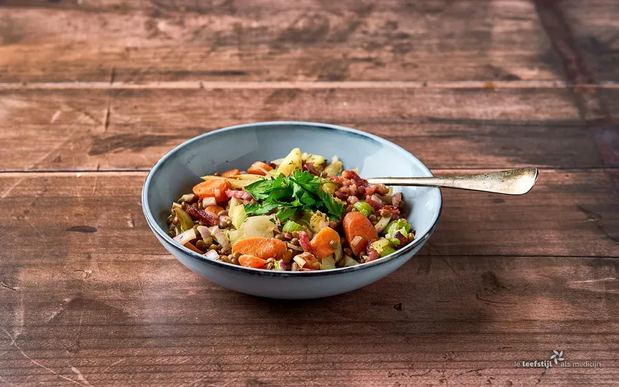 Linzensalade met gebakken groenten en spekjes