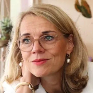 Portret van dr. Maaike de Vries, gezondheidswetenschapper