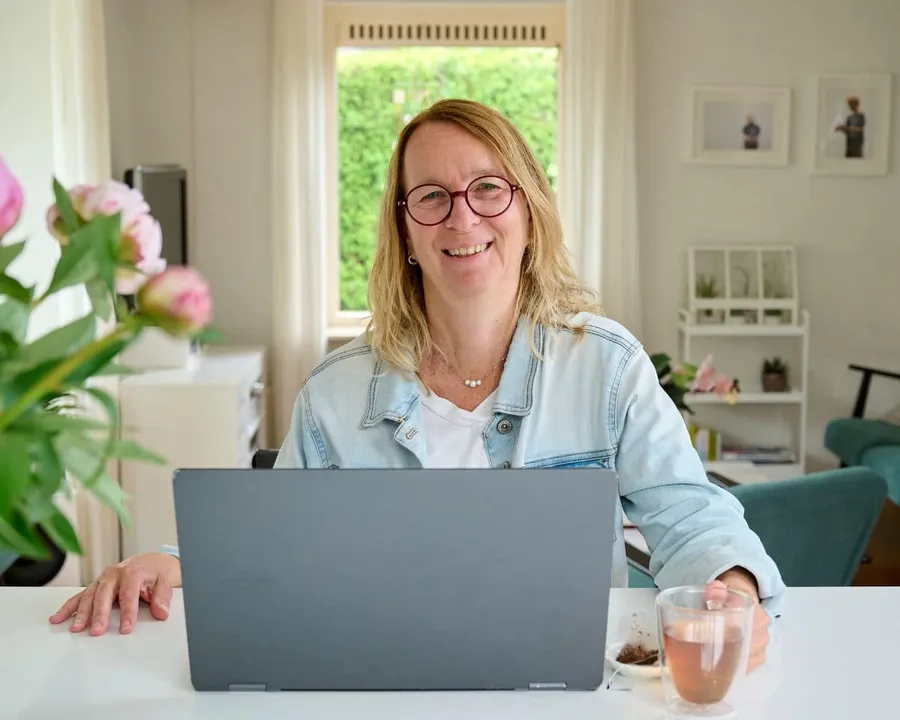Online steun en support - vrouw achter laptop