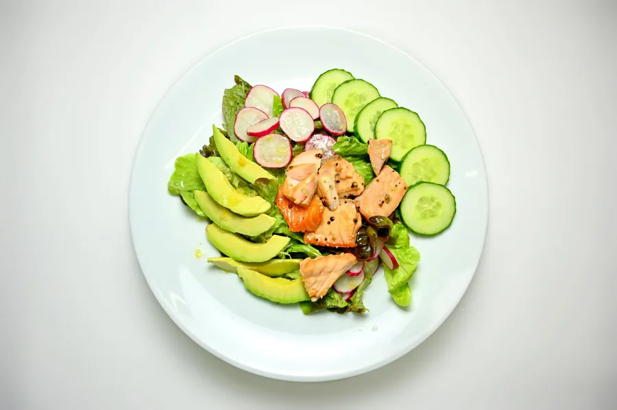 Zalm met avocado, komkommer, radijs en sla