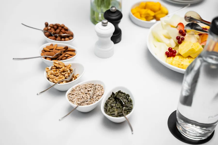 Schaaltjes met noten en zaden op een tafel