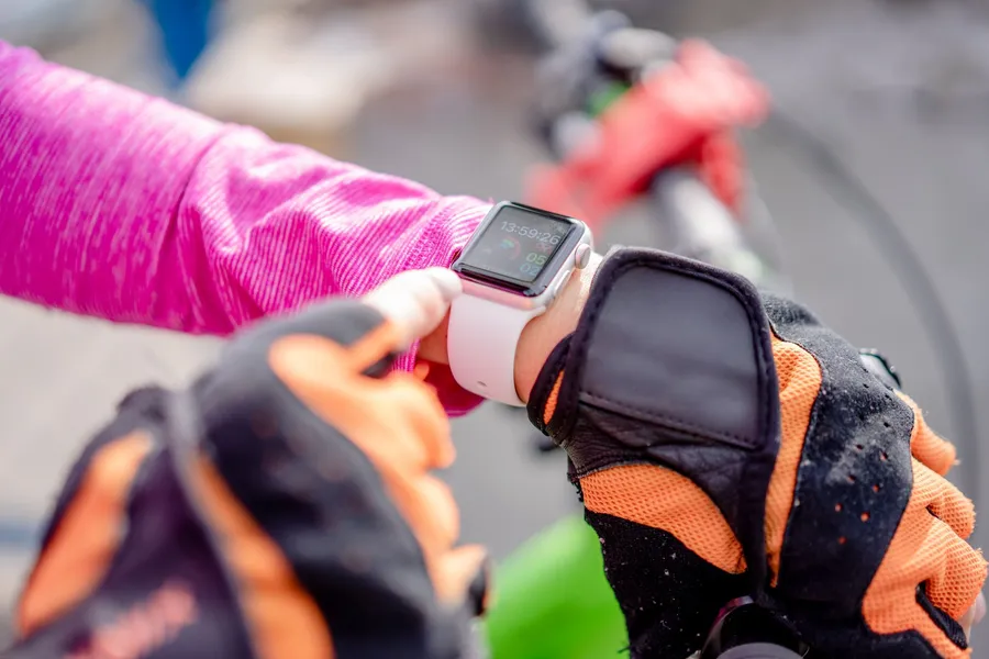 Fietser bekijkt een smartwatch aan de pols
