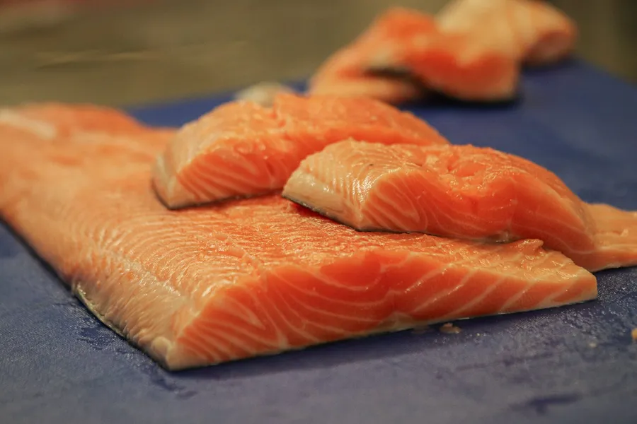 Zalmfilets op een snijplank