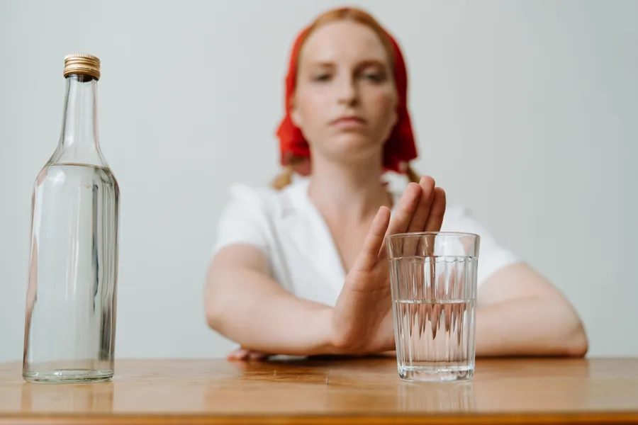 vrouw weigert een drankje