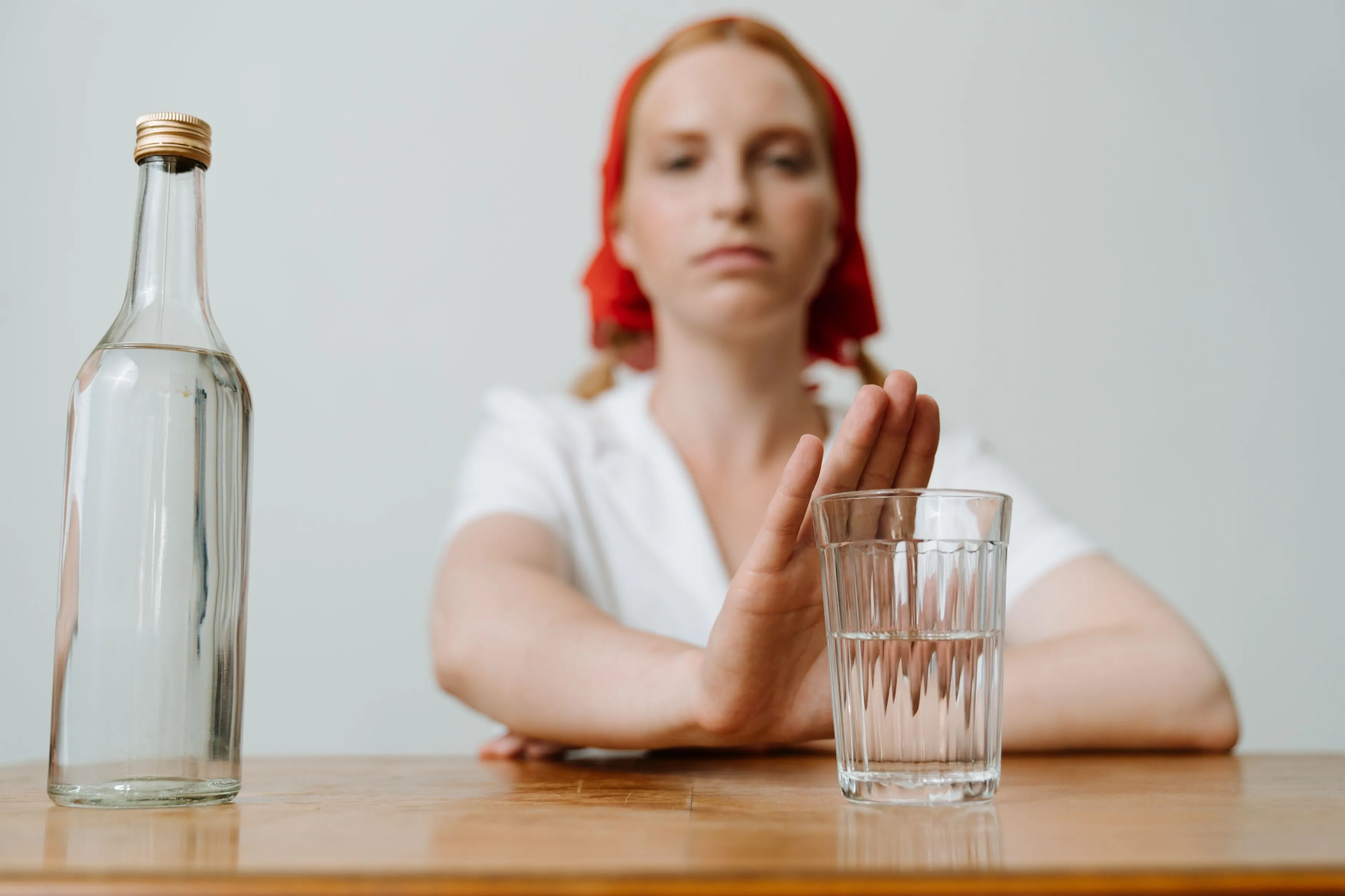 vrouw weigert een drankje