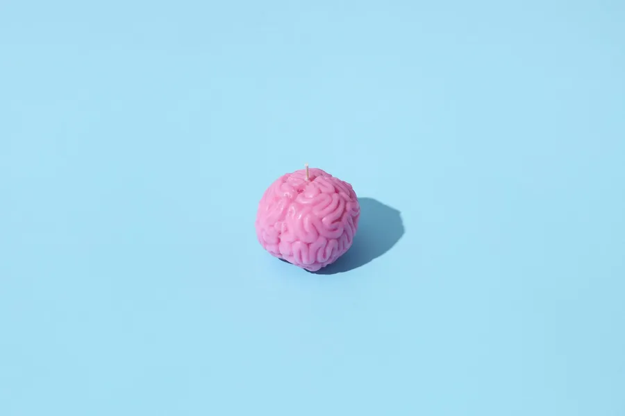 Roze object in de vorm van hersenen op een blauwe achtergrond