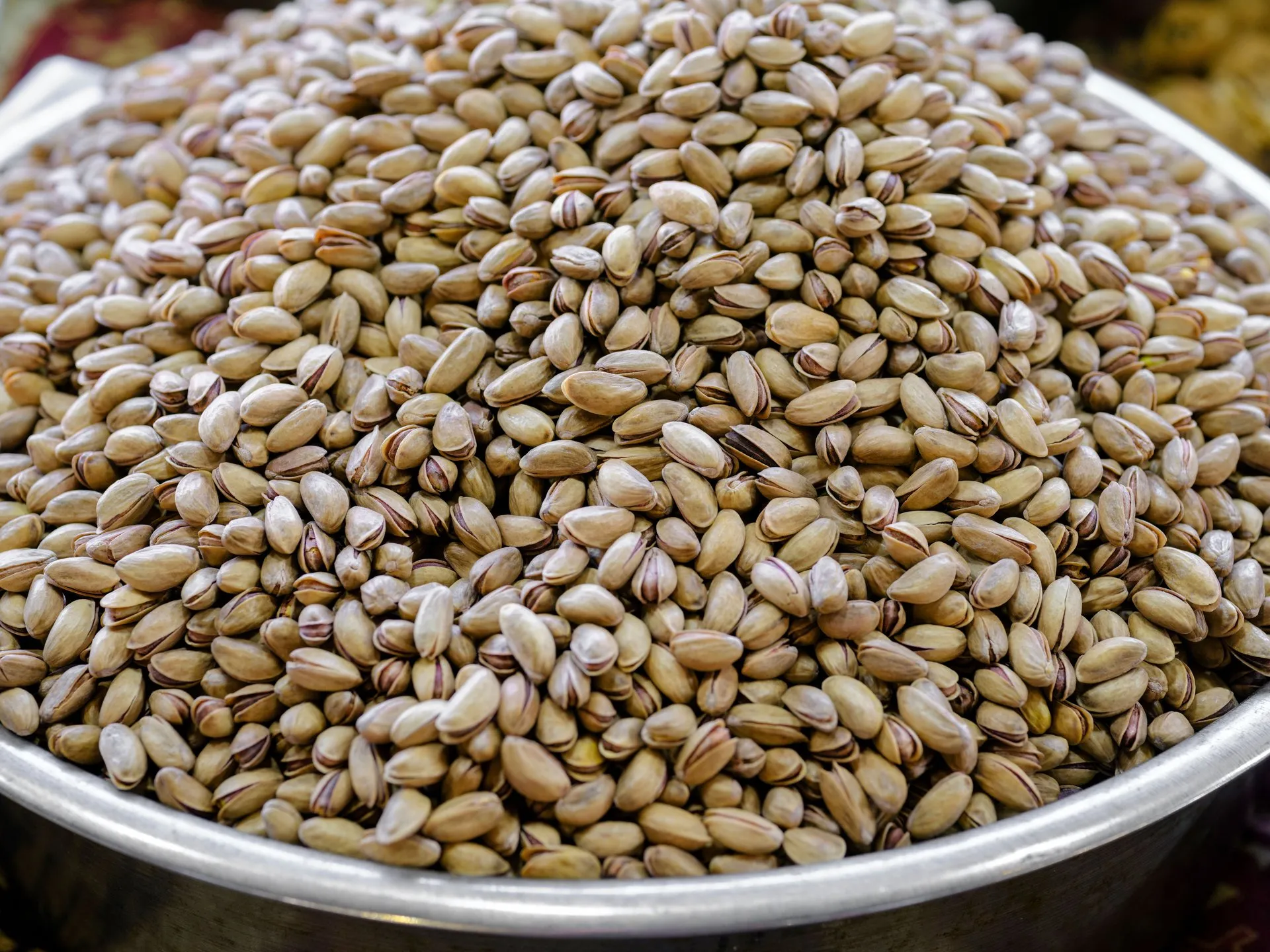 Een schaal met pistachenoten