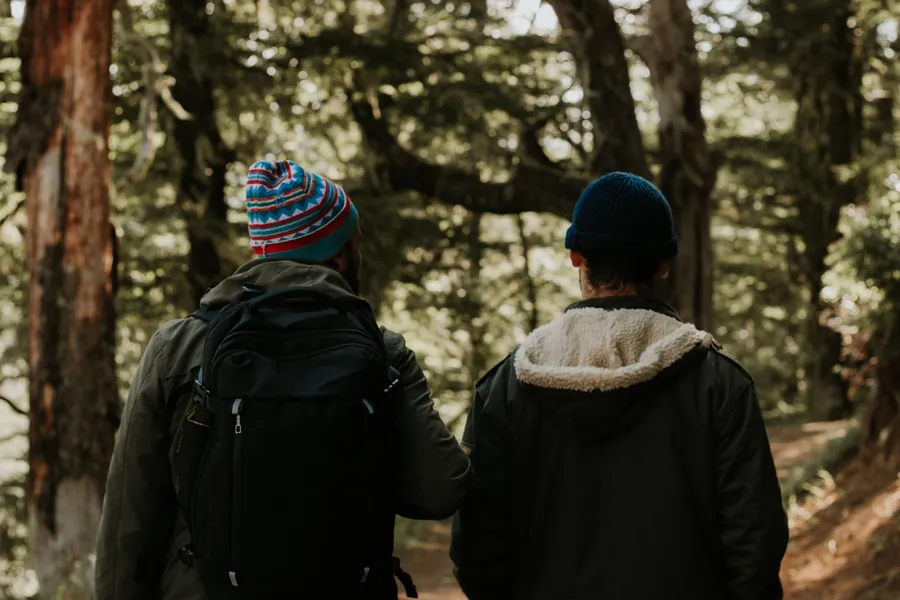 Twee mensen wandelen samen door het bos