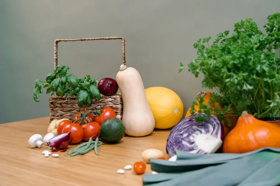 Verse groenten en kruiden op een houten tafel