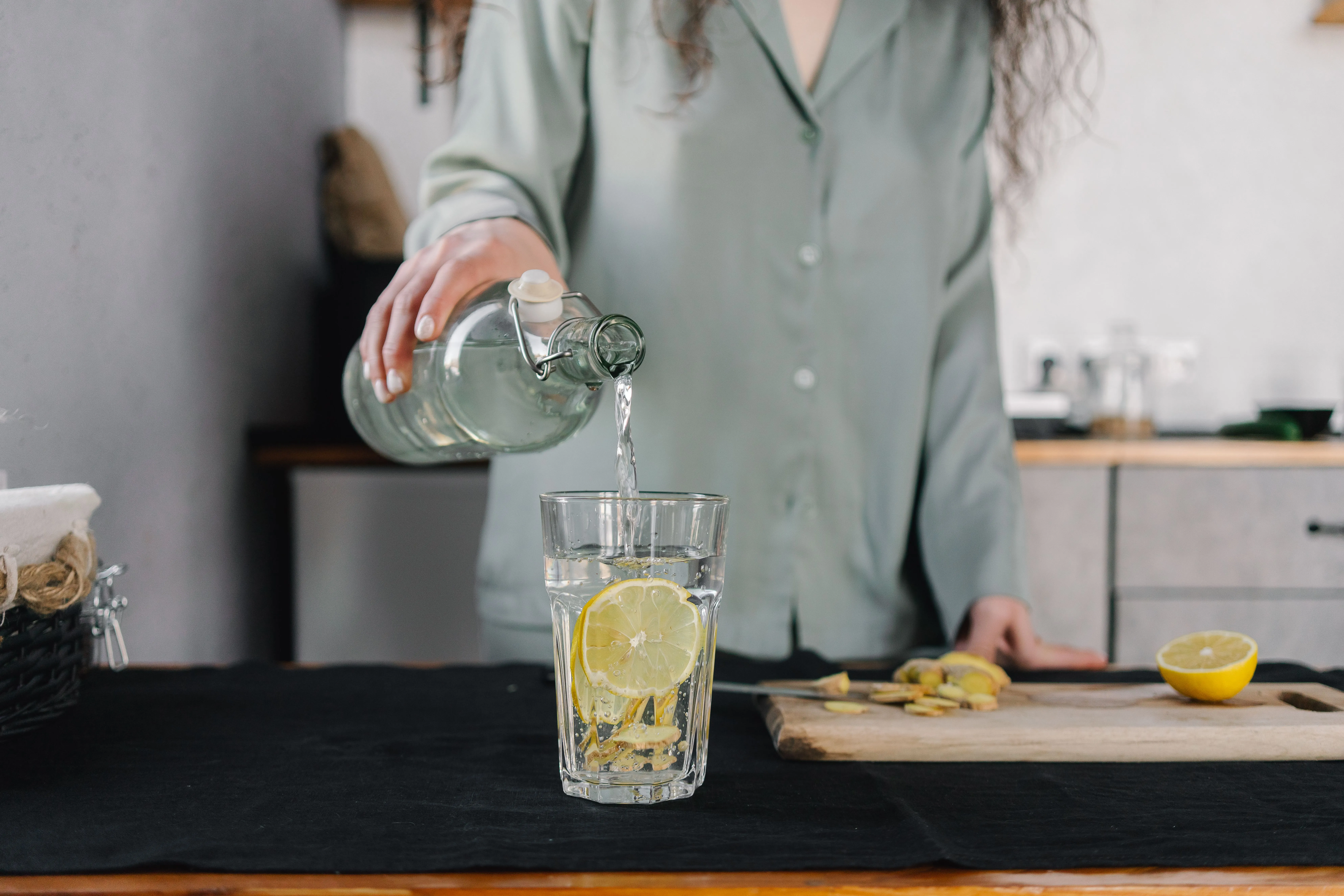 Vrouw die water drinkt