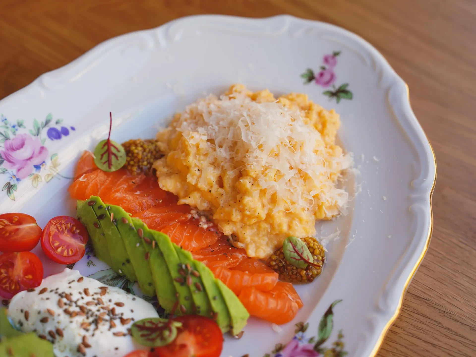 Zalm, avocado en roerei op een bord