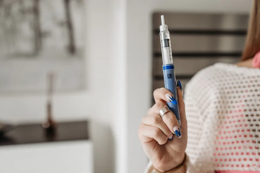 Hand houdt een insulinepen vast
