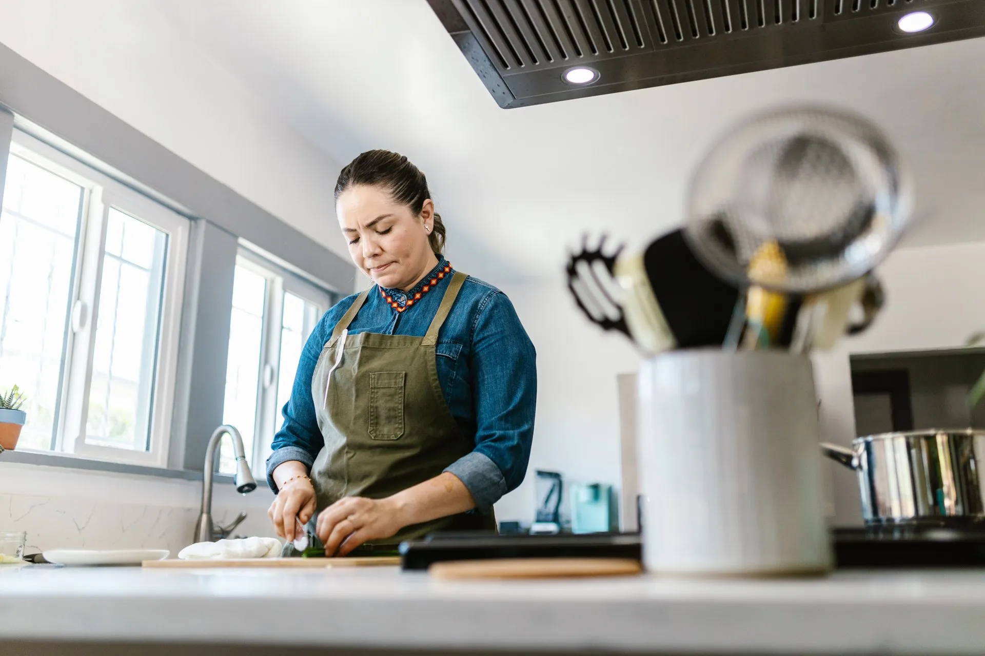 Vrouw bereidt groenten in een keuken