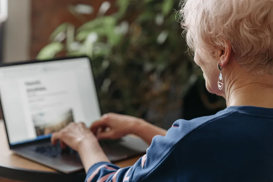 Vrouw werkt thuis achter een laptop