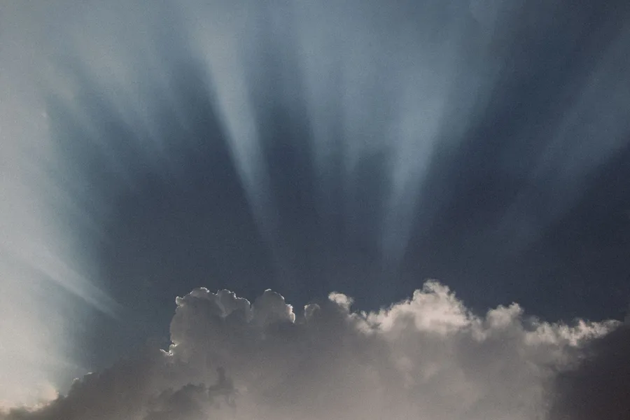 Zonnestralen breken door een wolk