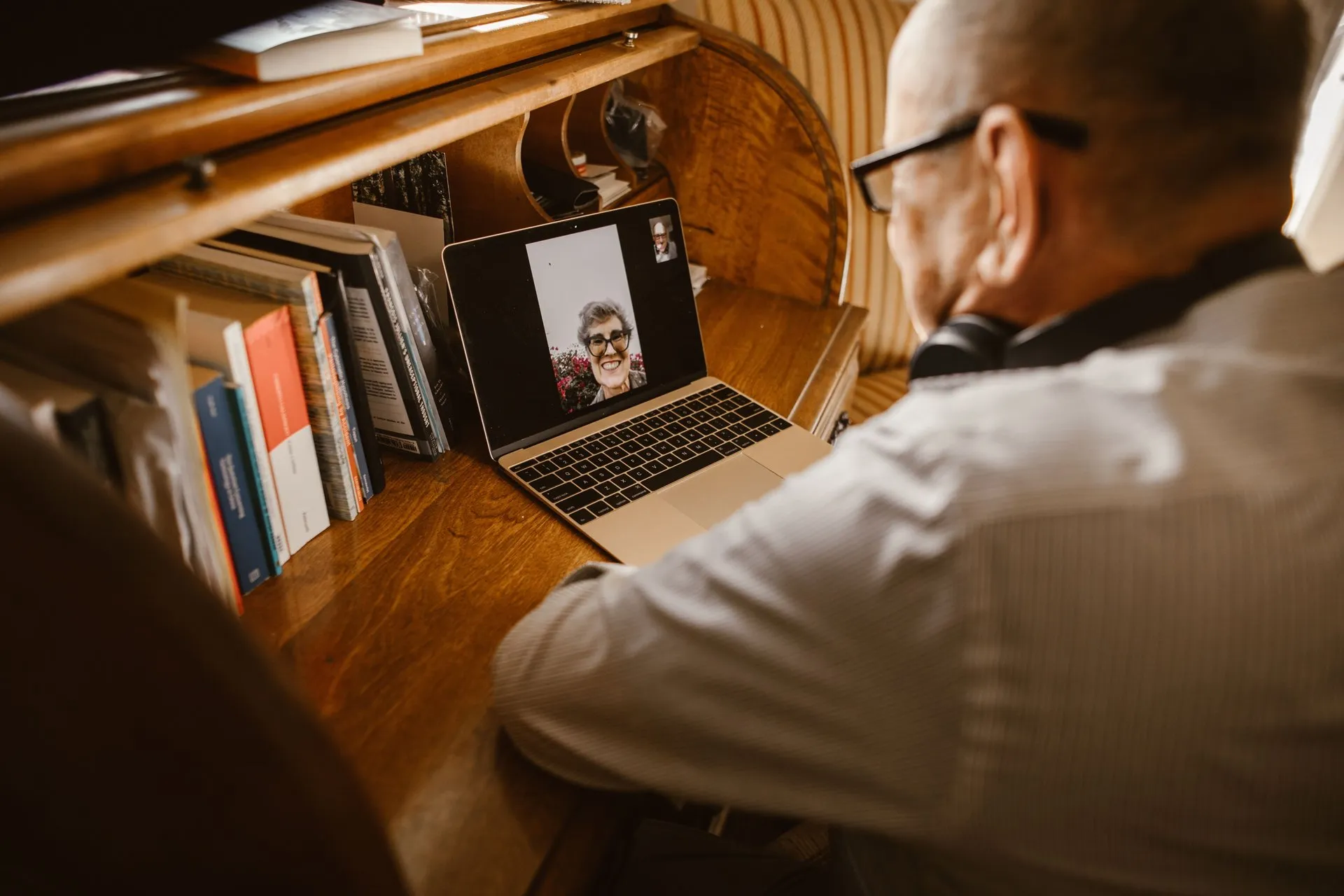 Man voert via een laptop een videogesprek met een vrouw