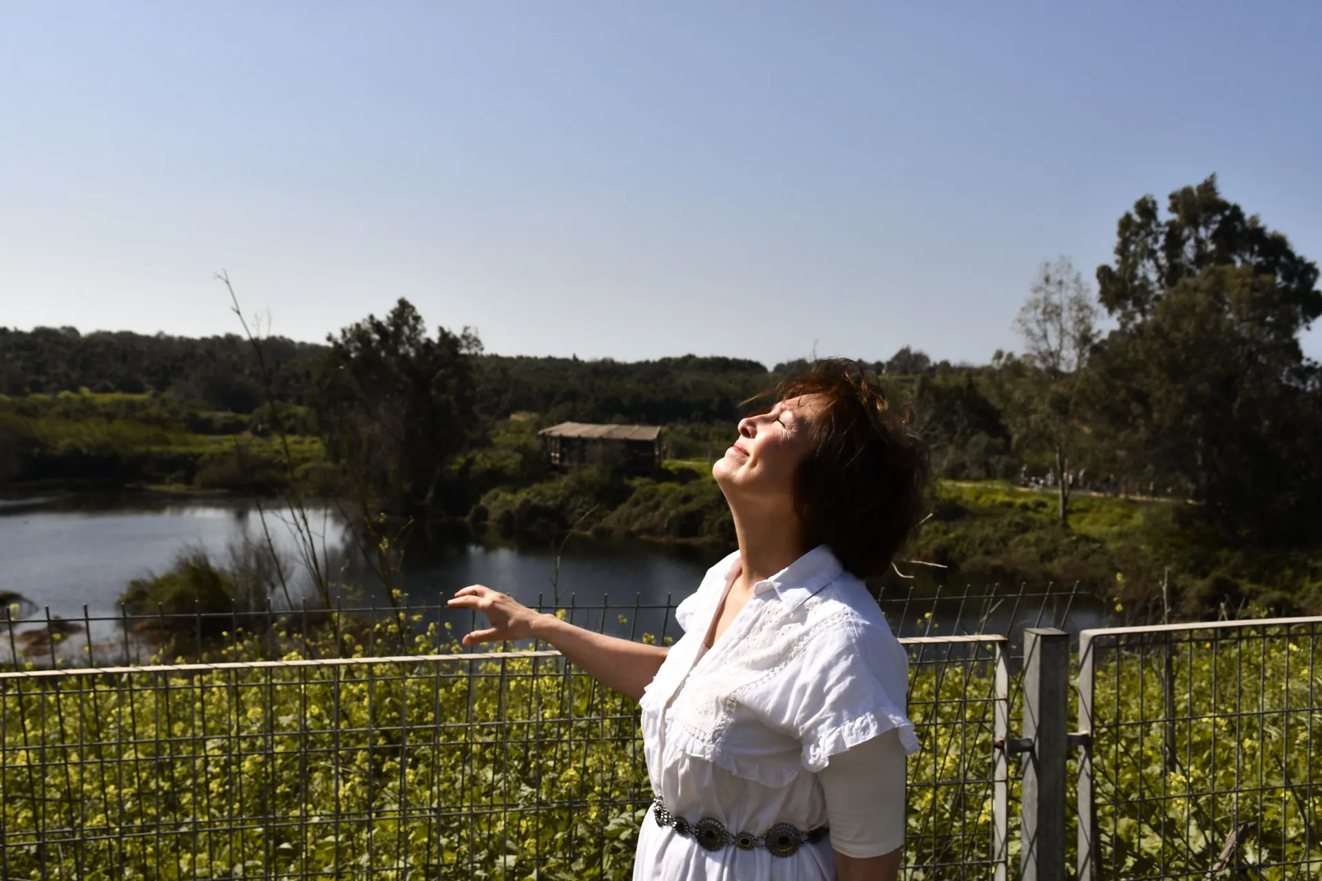 vrouw met haar gezicht in de zon aan het genieten