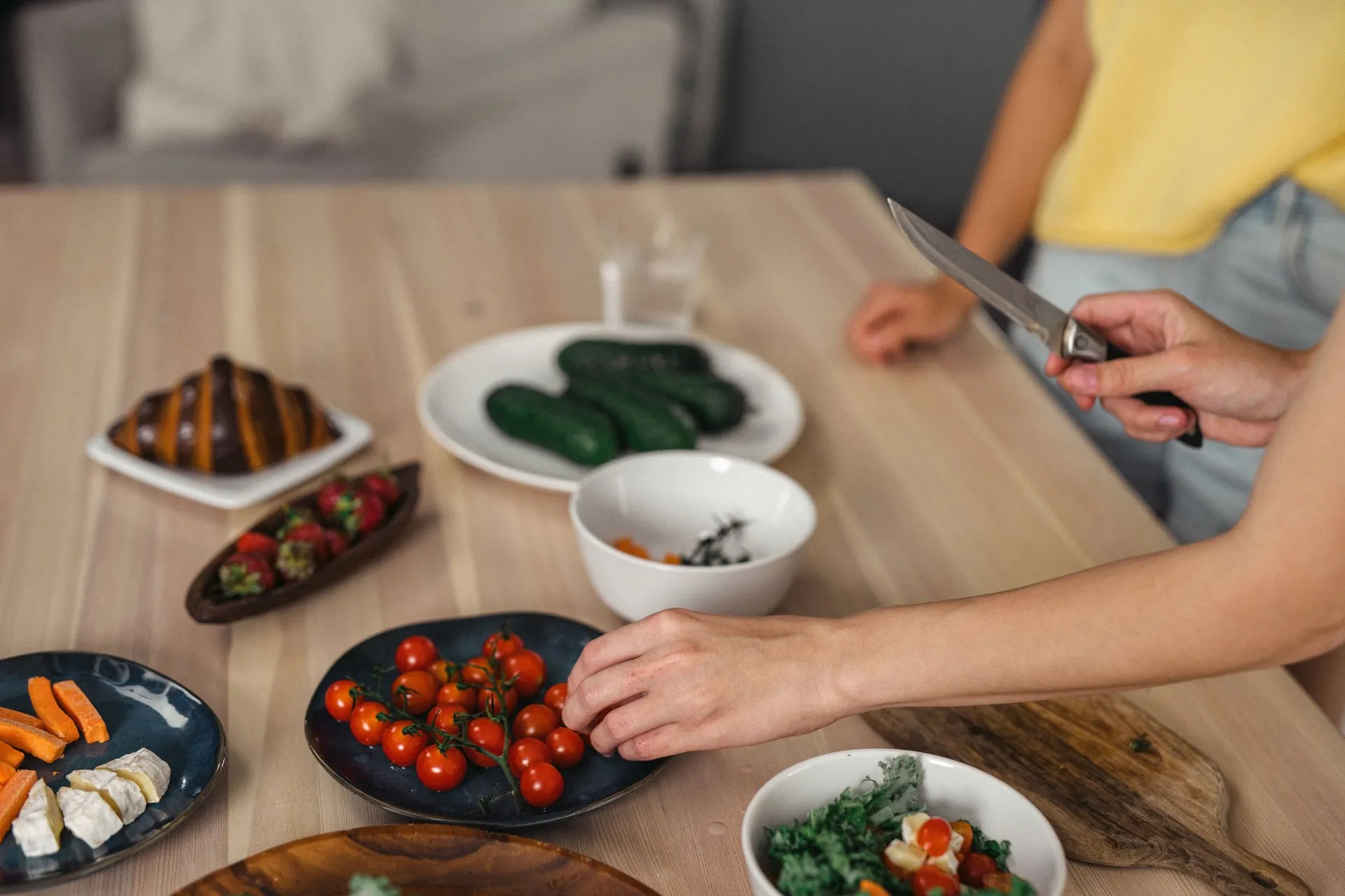 Mensen bereiden samen groente aan de keukentafel
