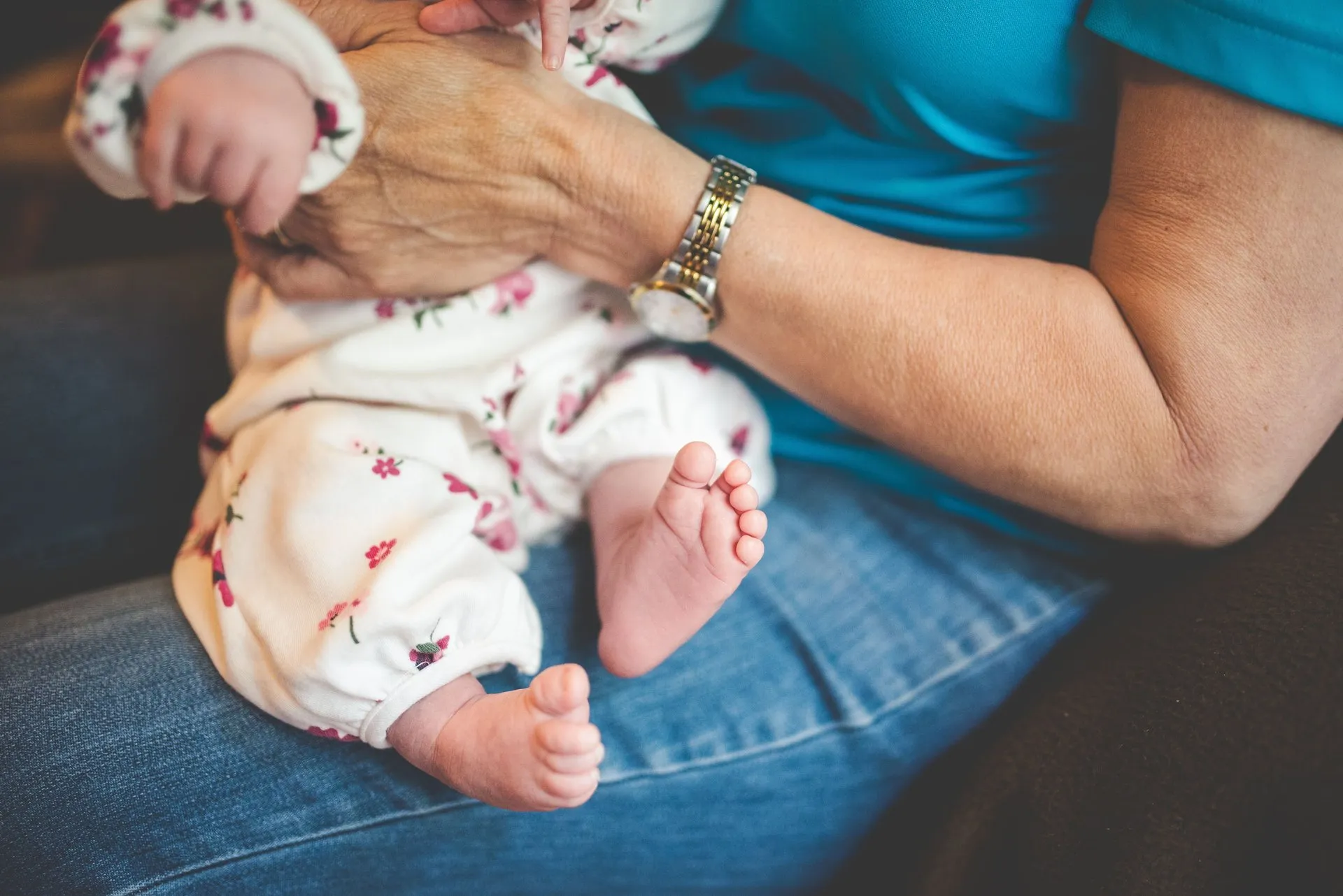 Baby ligt op de schoot van een oudere vrouw