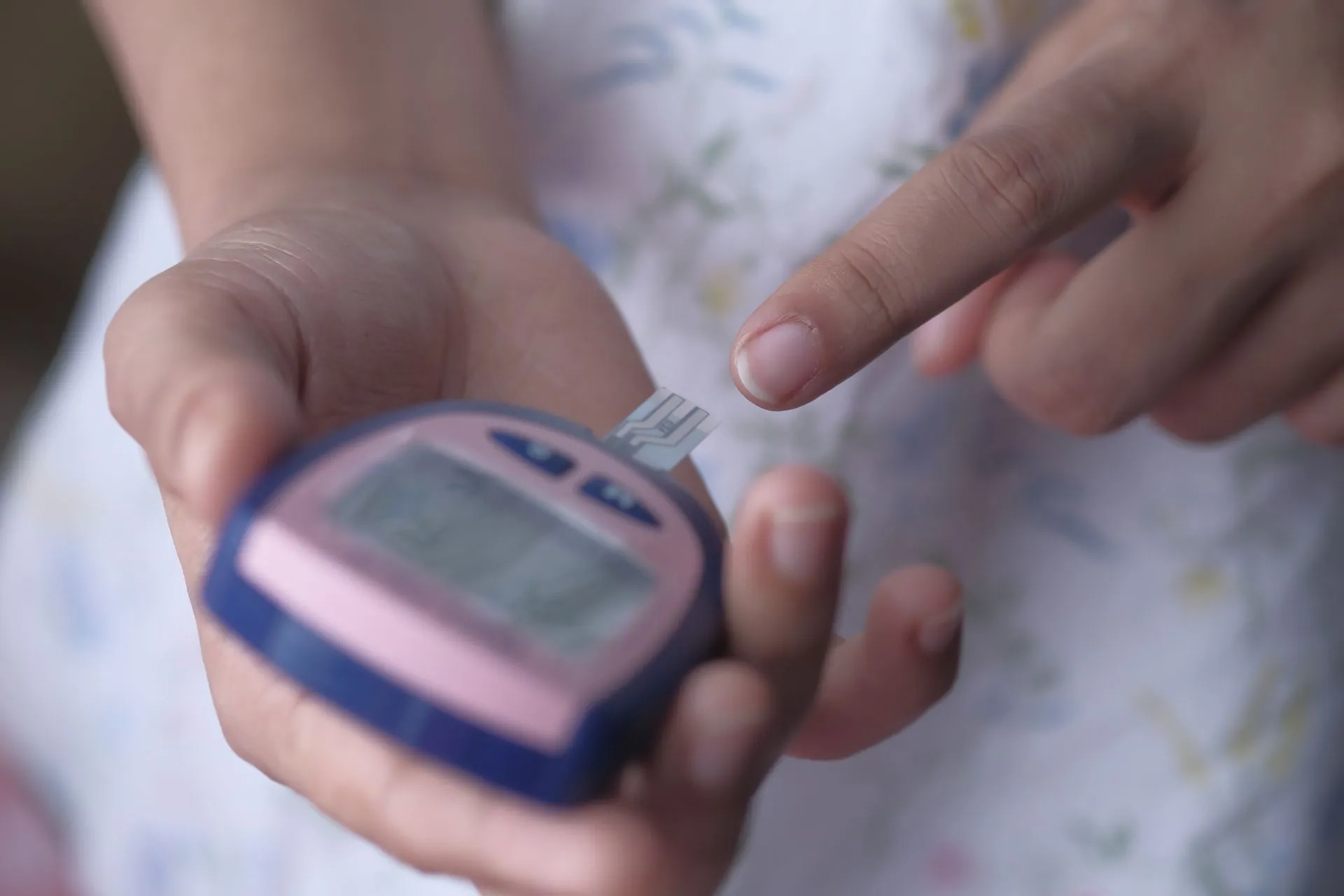 Volwassene meet de bloedsuiker met een glucosemeter.