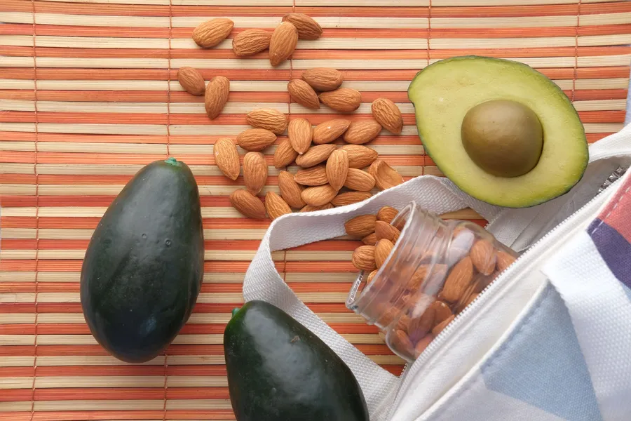 Avocado's en amandelen op een placemat