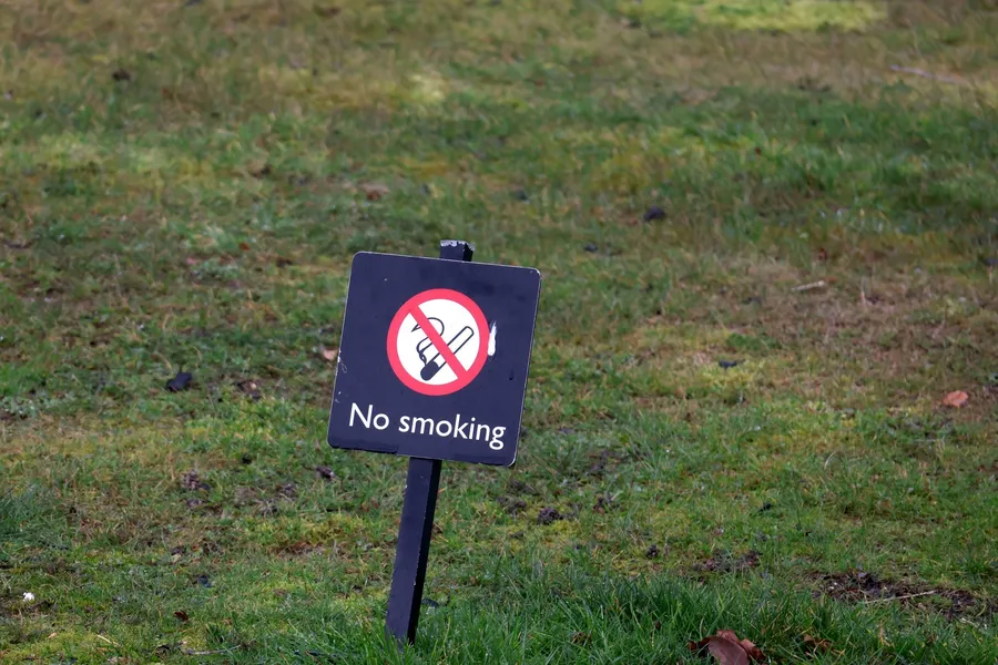 Bord met rookverbod in het gras