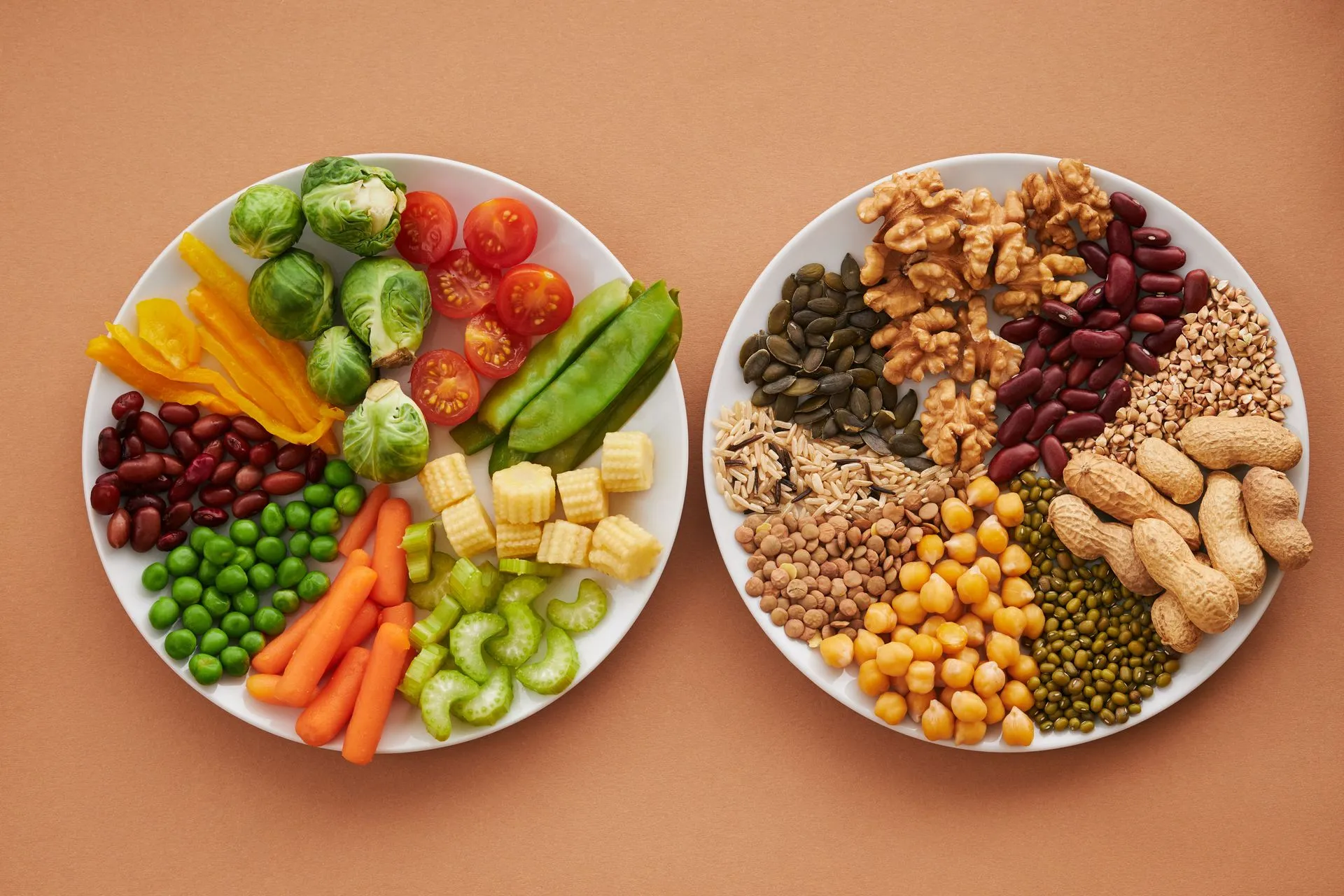 Kleurrijke groenten en noten als voorbeeld van gevarieerde voeding, van bovenaf.