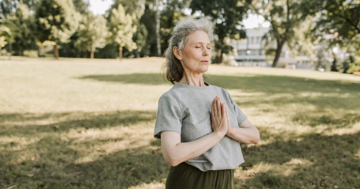Vrouw doet een rustige ademhalingsoefening om te ontspannen