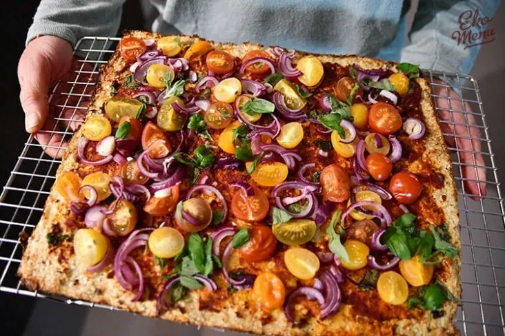 Pizza koolhydraatarm met bloemkoolbodem