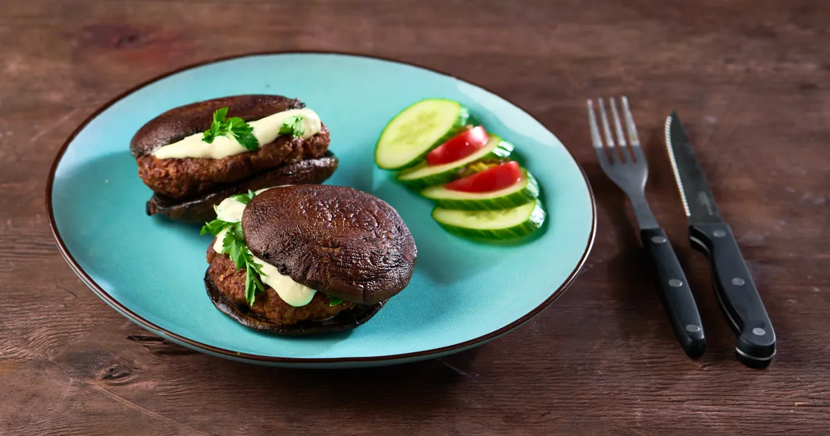 Portobello met lamsburger en harissakruiden met romige yoghurtsaus