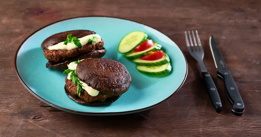 Portobello met lamsburger en harissakruiden met romige yoghurtsaus
