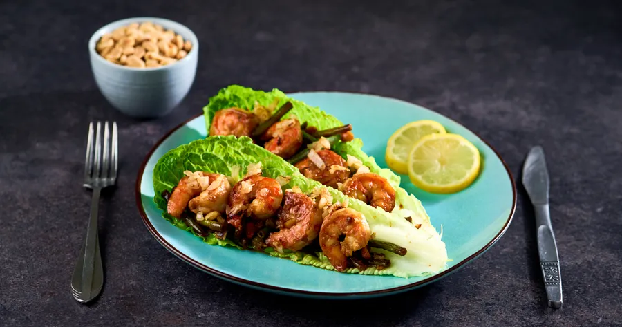Sla-wraps met garnalen, boontjes en pinda's