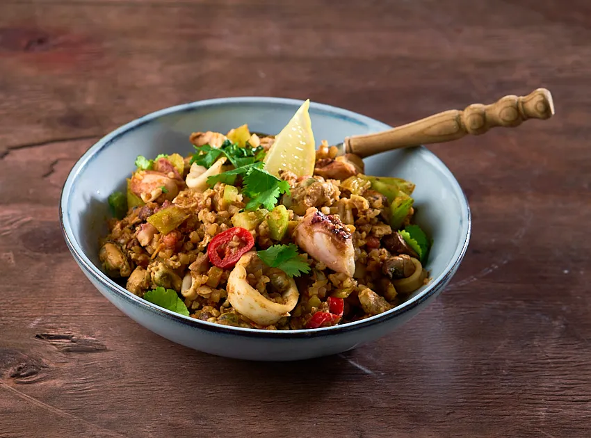 Spicy gebakken bloemkoolrijst met zeevruchten