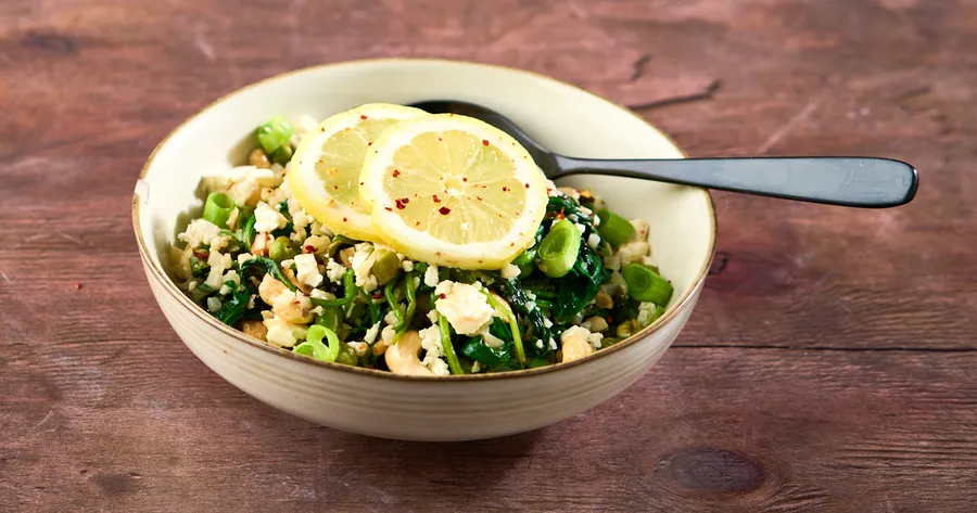 Stoofgerecht met bloemkoolrijst, spinazie, cashewnoten en feta