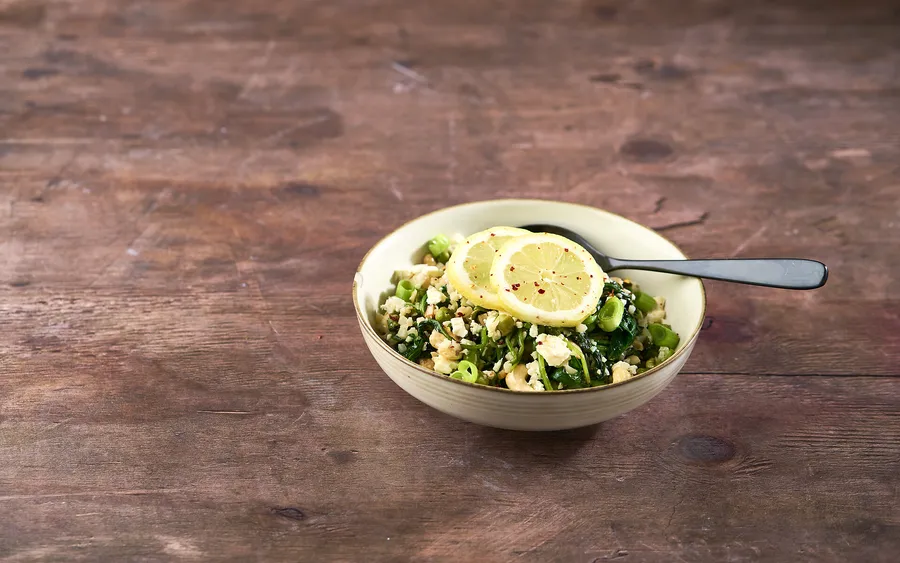Stoofgerecht met bloemkoolrijst, spinazie, cashewnoten en feta