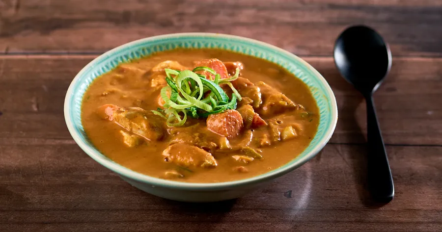 Surinaamse pindasoep met kip en tomaat