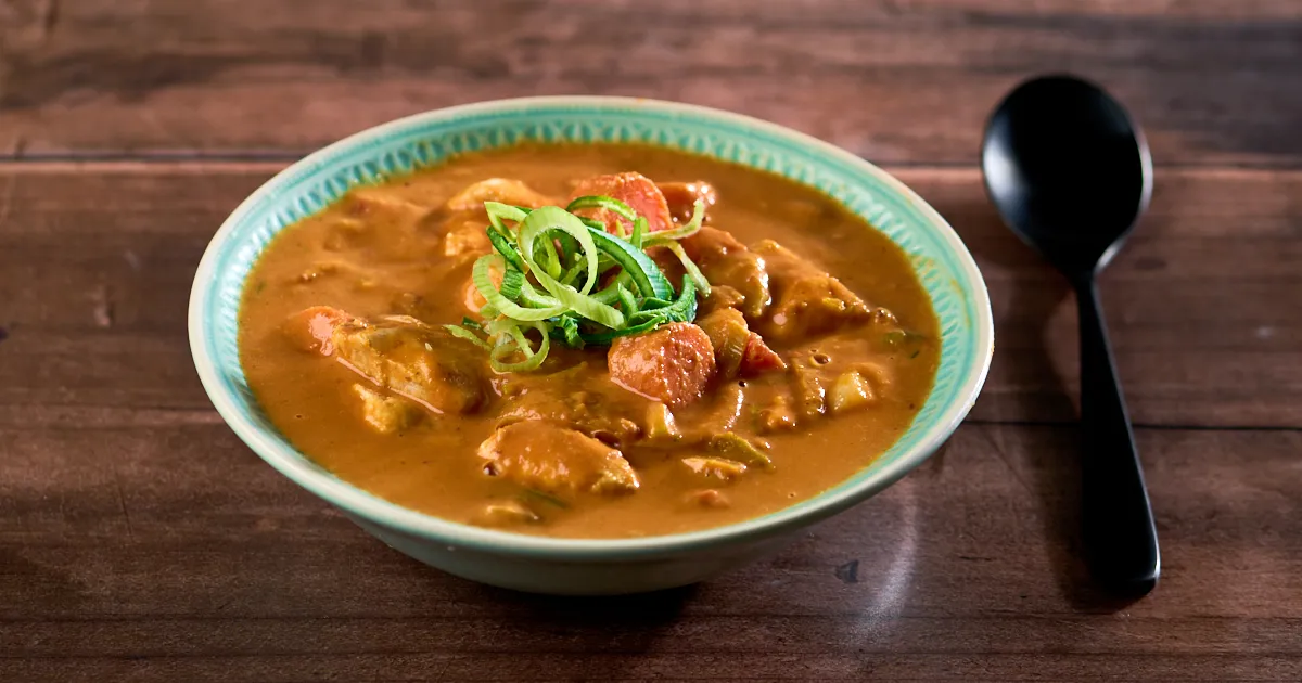 Surinaamse pindasoep met kip en tomaat