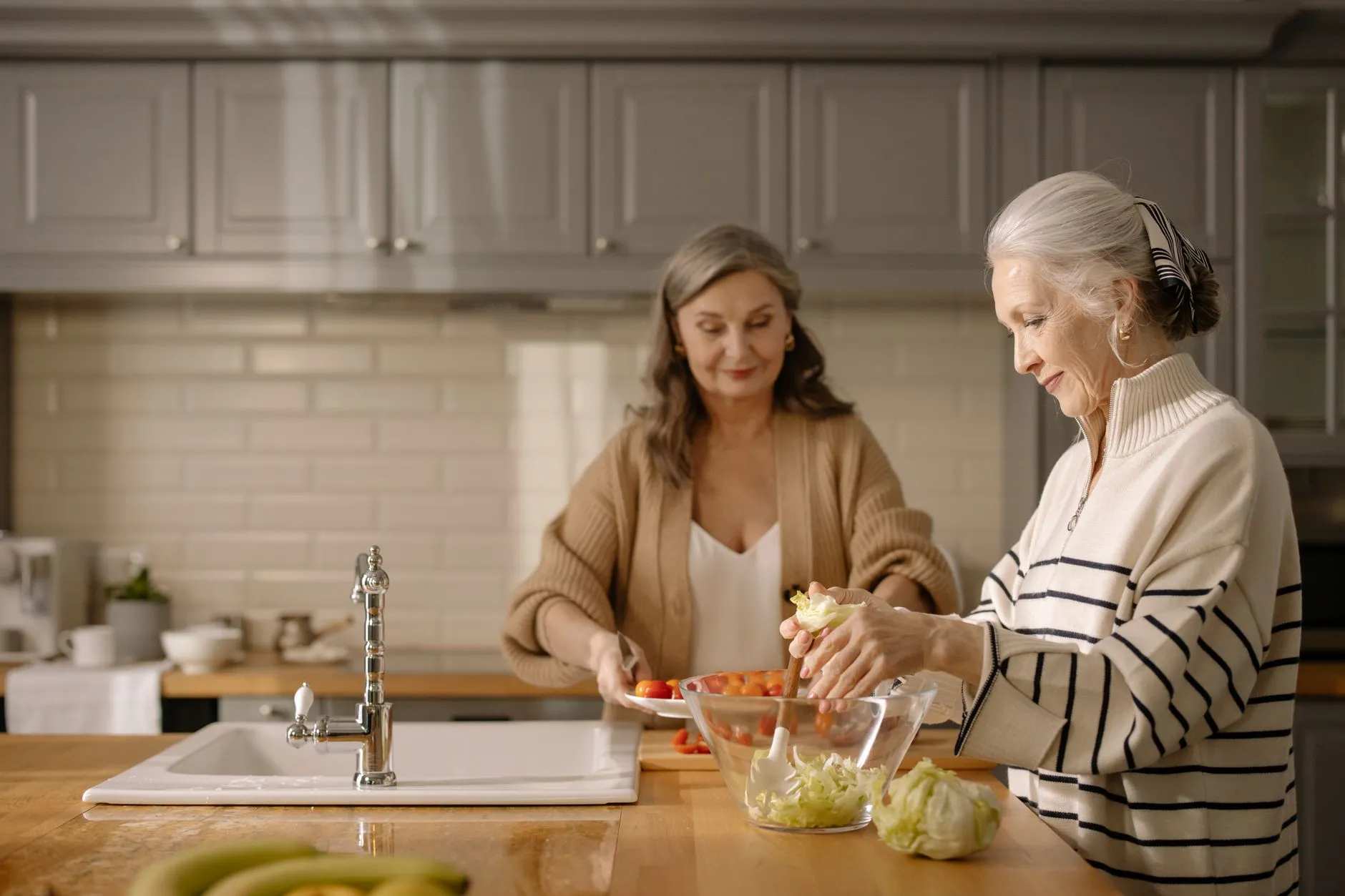 Voeding voor ouderen: twee vrouwen maken verse salade