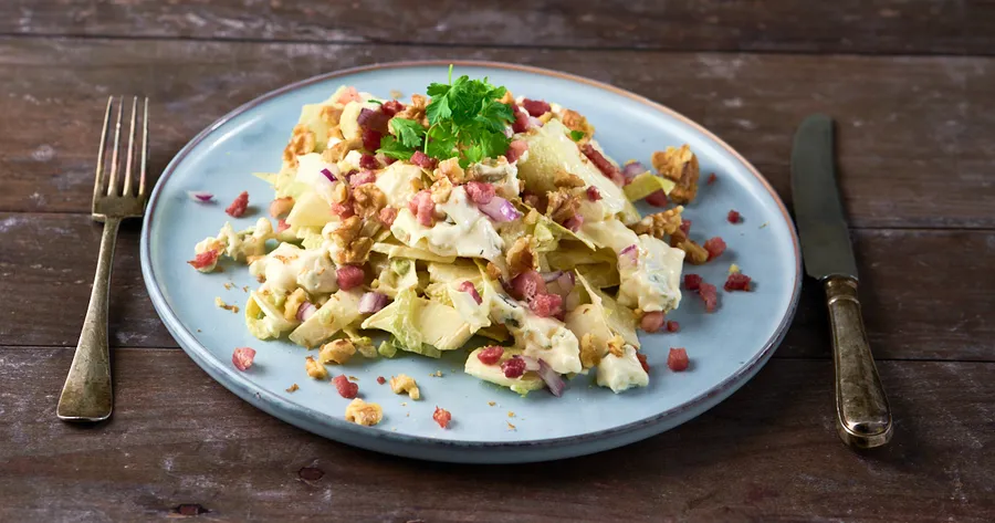 Waldorfsalade met peer, blauwe kaas, spekjes en walnoten