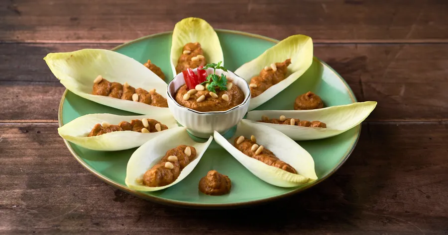 Witlof gevuld met paprika-auberginedip