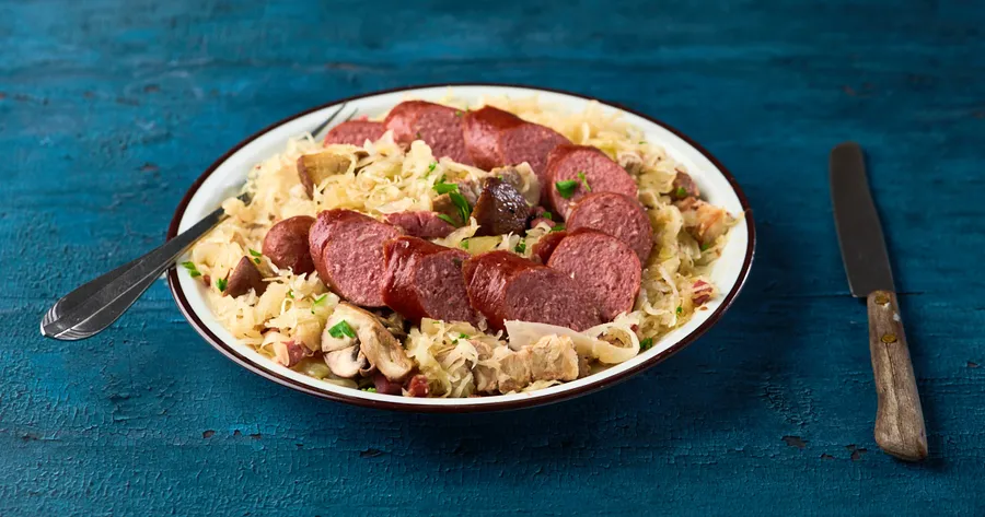 Zuurkool gestoofd met champignons, spek en worst