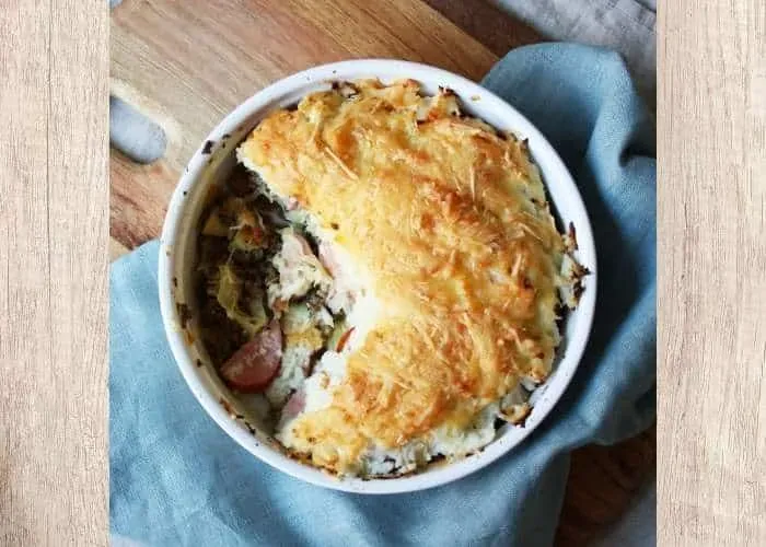 Zuurkoolschotel met worst, gehakt en spek uit de oven